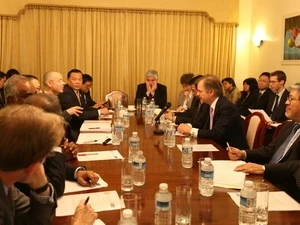 各代表出席东南亚首次论坛在越南驻英国大使馆举行的开幕式